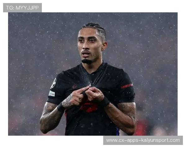 拉菲尼亚中路插上传球助攻破门